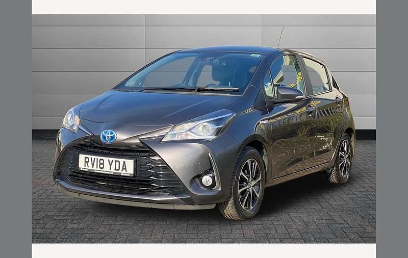 Used Toyota Yaris Hybrid 100 HP (73 kW) 2018 Decuma grey Hatchback
