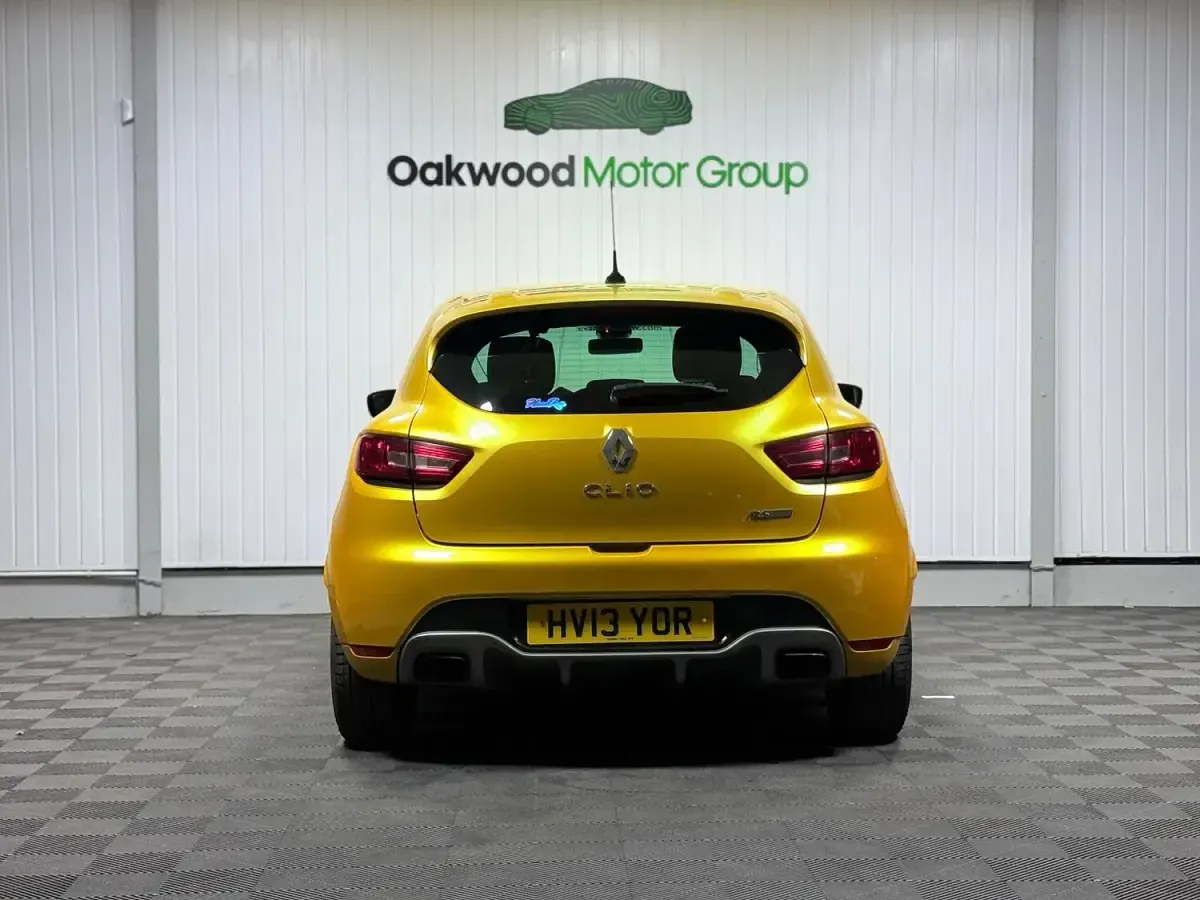 Begagnad Renault Clio IV 200 HK (147 kW) 2013 Gul Halvkombi