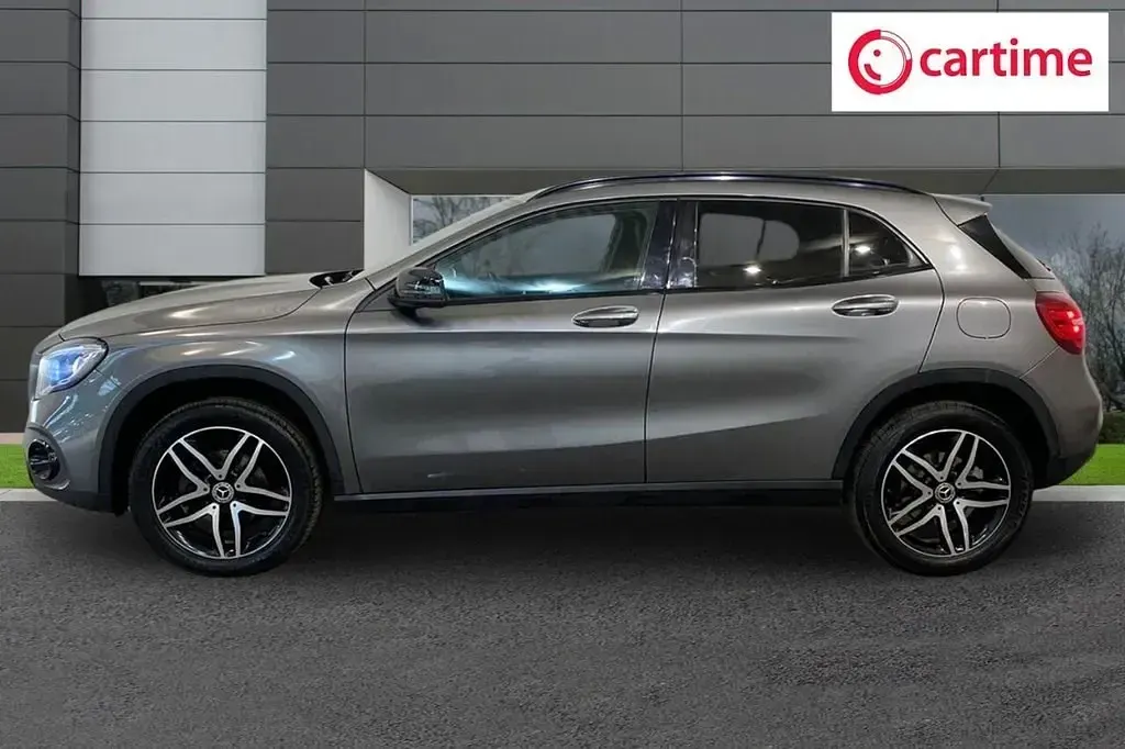 Usado Mercedes GLA180 Urban 122 HP (89 kW) 2018 Cinzento SUV