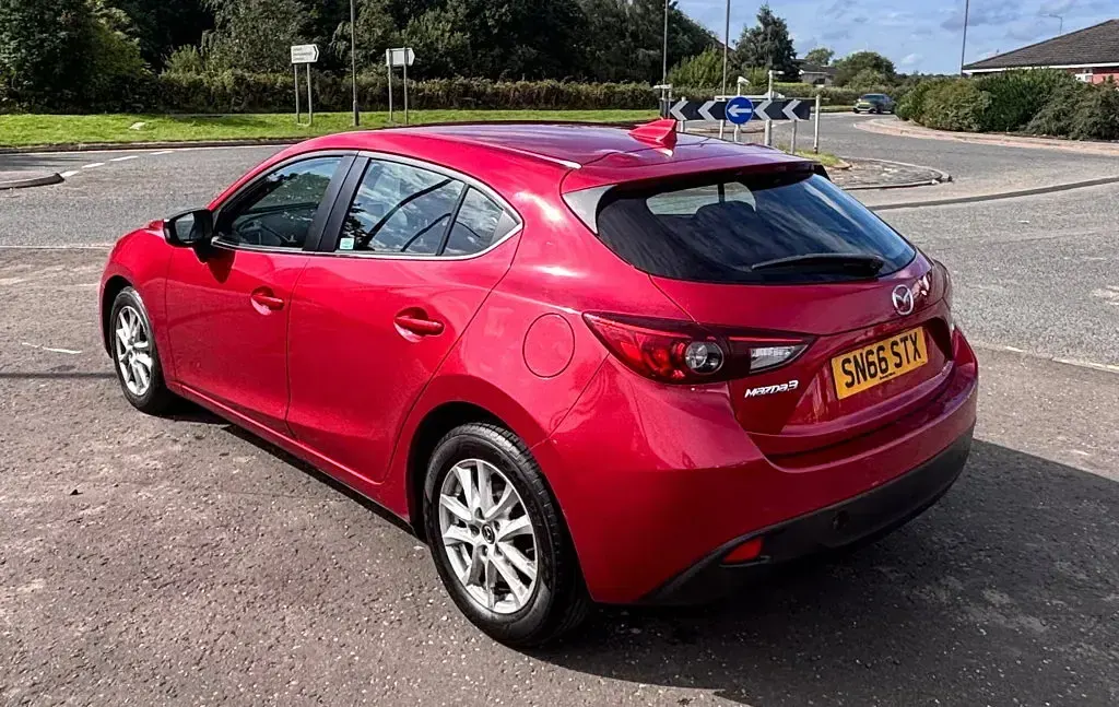 Used Mazda 3 100 HP (73 kW) 2016 Red Hatchback