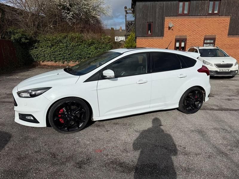Used Ford Focus ST 185 HP (136 kW) 2017 White Hatchback