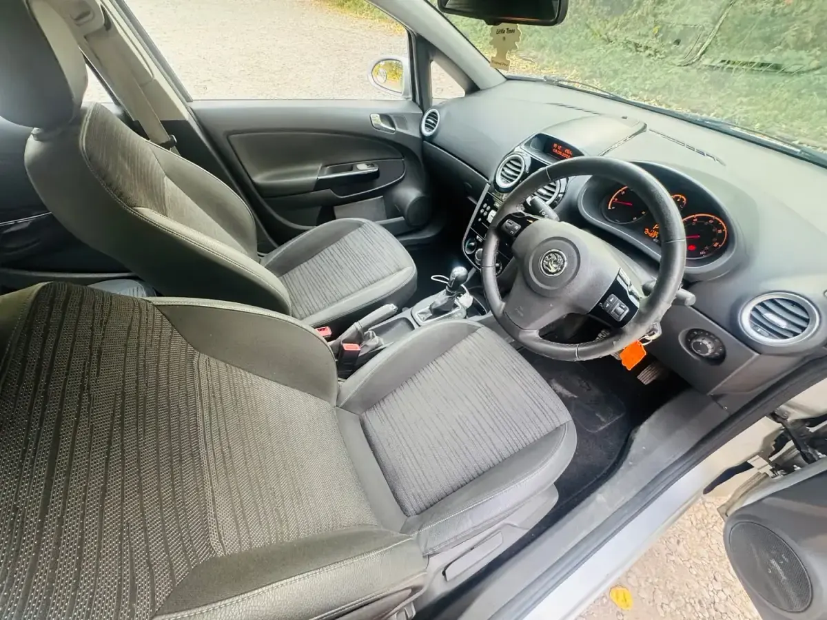 Used Vauxhall Corsa Design Edition 89 HP (65 kW) 2008 Silver Hatchback
