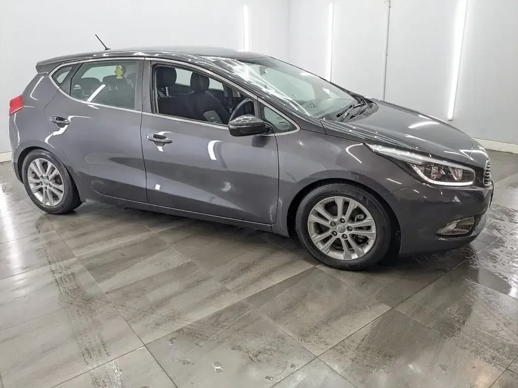 Usado Kia Ceed 126 HP (92 kW) 2012 Prateado Citadino