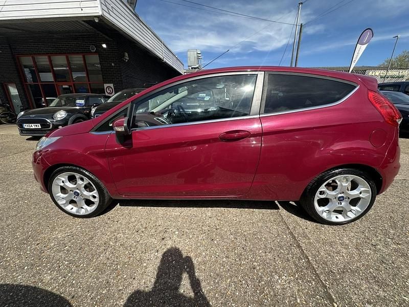 Usado Ford Fiesta Titanium 118 HP (86 kW) 2009 Vermelho Citadino