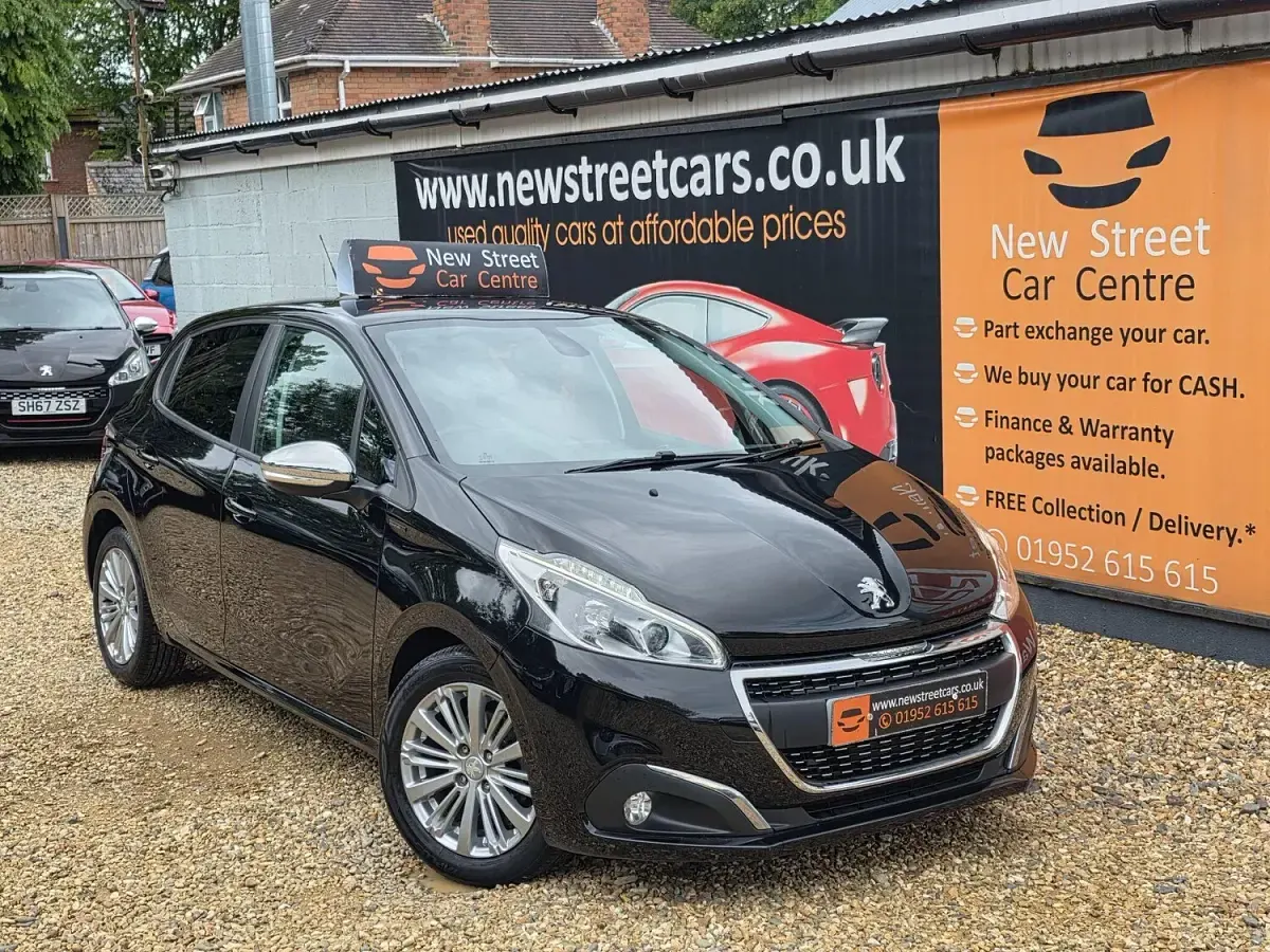 Used Peugeot 208 Signature Sky 82 HP (60 kW) 2019 Black Hatchback