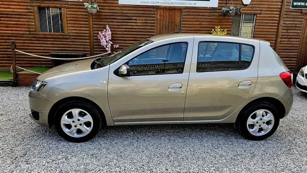 Used Dacia Sandero Lauréate 75 HP (55 kW) 2015 Beige Hatchback