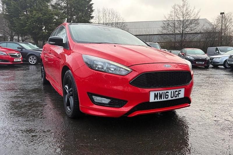 Used Ford Focus Zetec 182 HP (133 kW) 2016 Red Hatchback