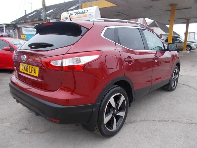 Used Nissan Qashqai N-Connecta 115 HP (84 kW) 2016 Red SUV