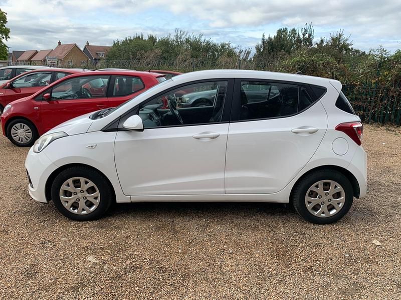 Used Hyundai i10 SE 87 HP (63 kW) 2015 White Hatchback