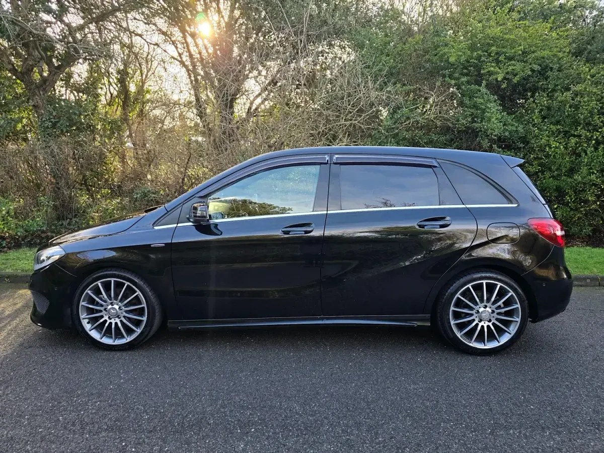 Used Mercedes B180 AMG Line Premium 122 HP (89 kW) 2015 Black Hatchback