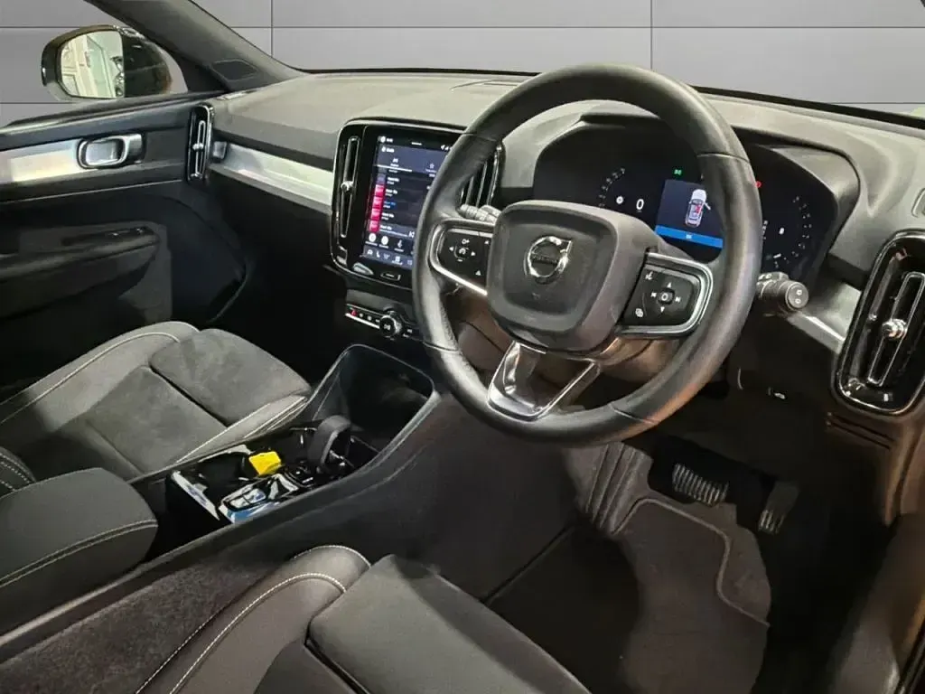 New Volvo XC40 Plus 2025 Black SUV