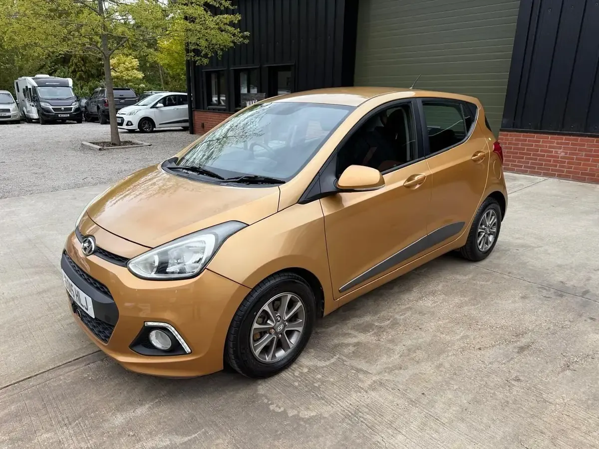 Used Hyundai i10 Premium 87 HP (63 kW) 2015 Orange Hatchback