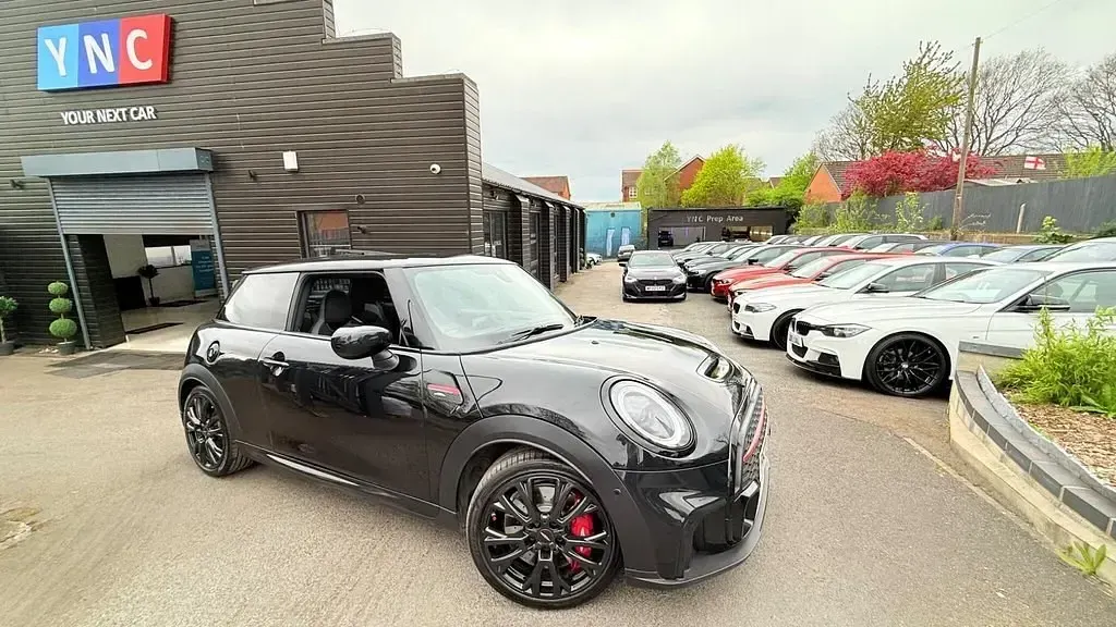Begagnad Mini John Cooper Works Hatch 2023 Svart Halvkombi
