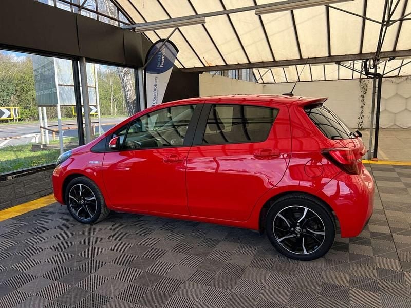 Used Toyota Yaris Hybrid Design 2016 Red Hatchback