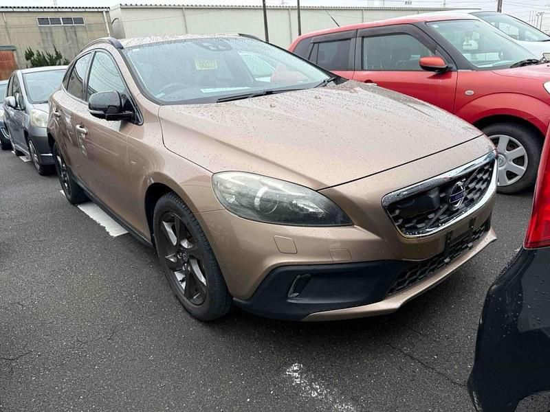 Used Volvo V40 R-Design 245 HP (180 kW) 2014 Gold Hatchback
