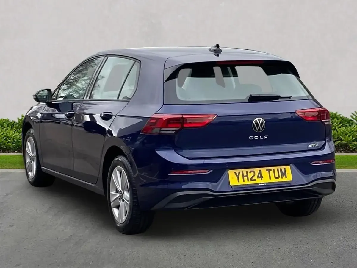 Second-hand VW Golf VIII Life 150 CP (110 kW) 2024 Albastru Hatchback