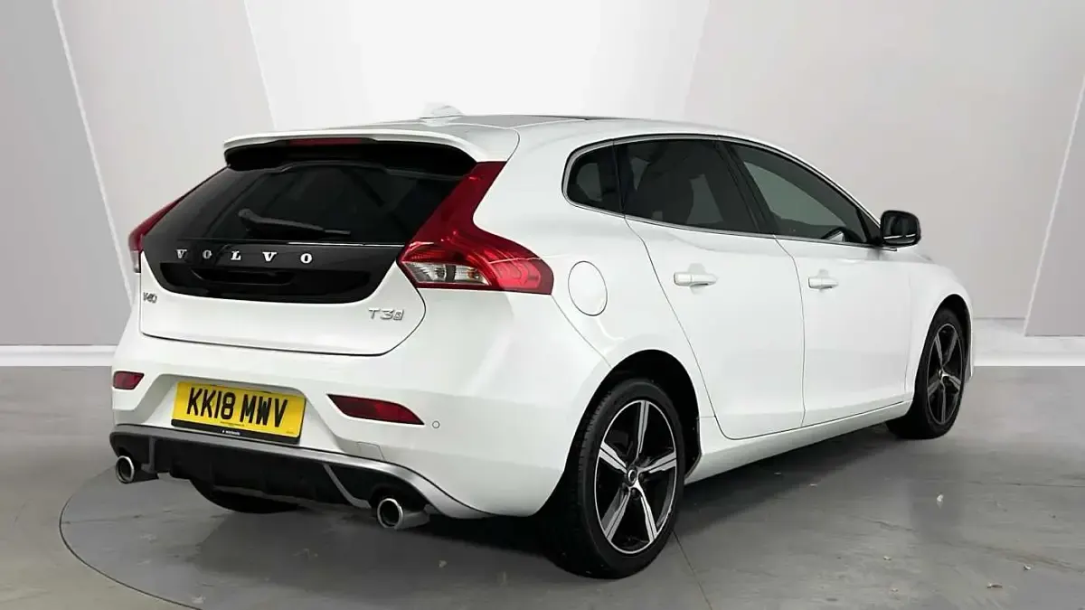 Used Volvo V40 R-Design 150 HP (110 kW) 2018 White Hatchback