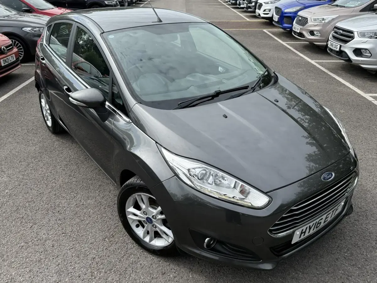 Usado Ford Fiesta Zetec 2016 Gris Utilitario