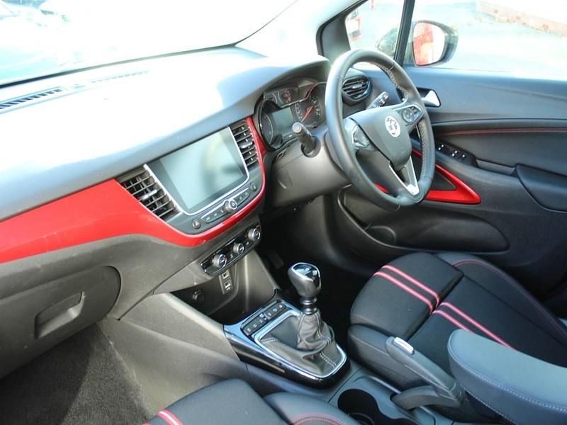 Used Vauxhall Crossland X SRi 110 HP (80 kW) 2021 White jade SUV