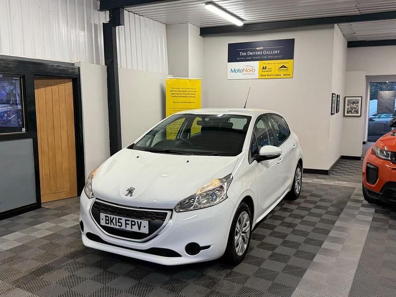 Used Peugeot 208 Access 68 HP (50 kW) 2015 White Hatchback