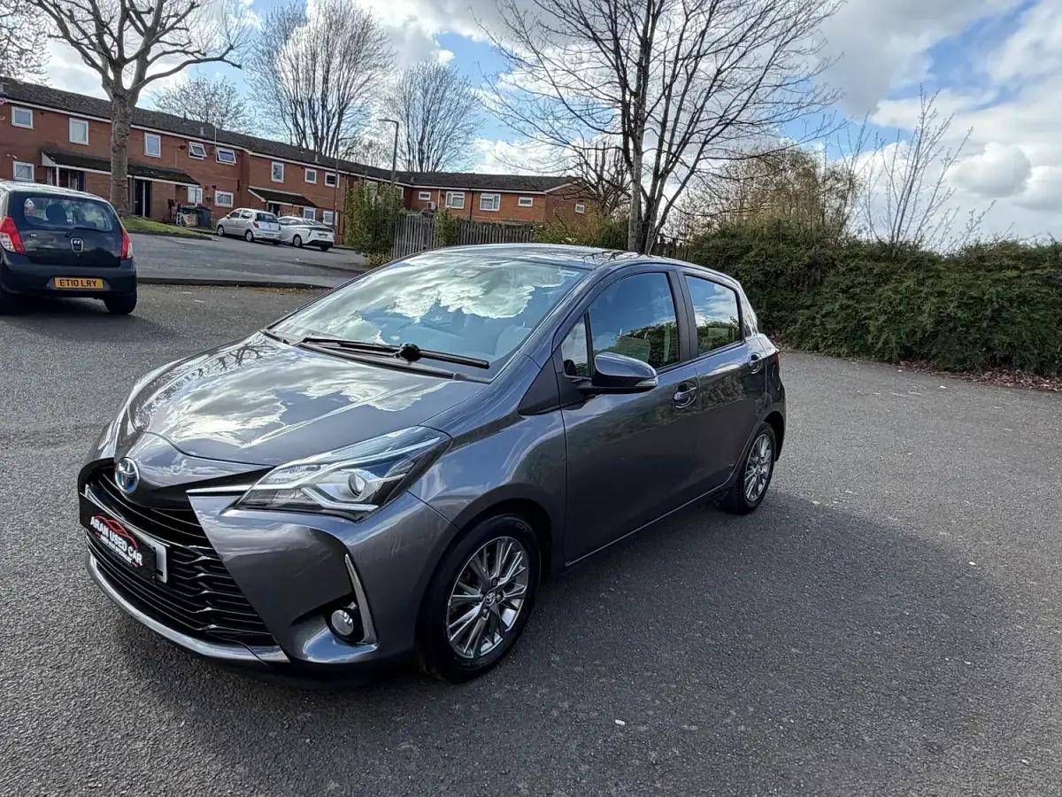 Used Toyota Yaris 100 HP (73 kW) 2018 Grey Hatchback