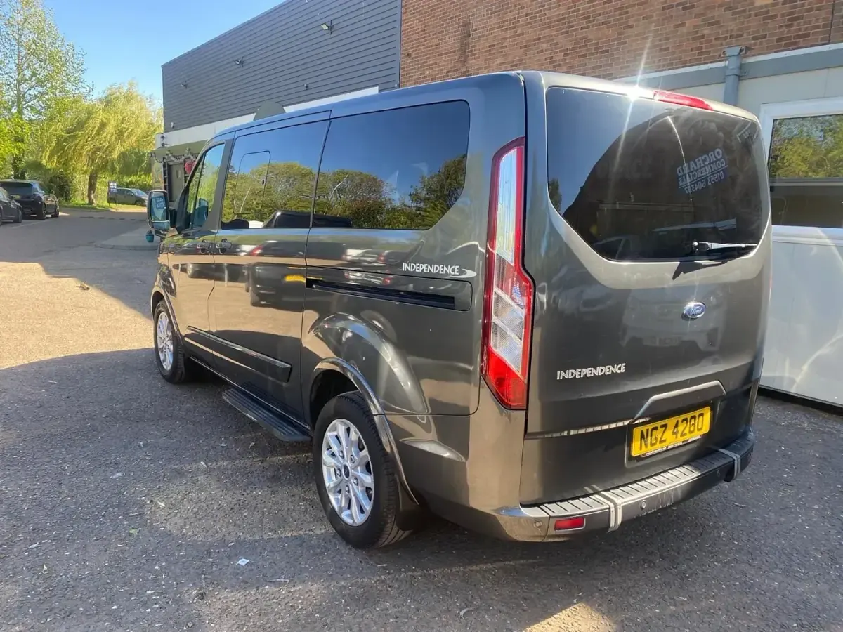 Begagnad Ford Tourneo Custom Titanium 2019 Grå Van