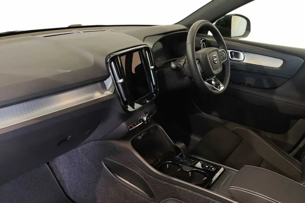New Volvo XC40 Plus 163 HP (119 kW) 2027 SUV