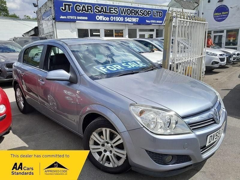 Silver Used 2009 Vauxhall Astra Design Edition Hatchback | £2,000 (Fair price) - Image 1/3