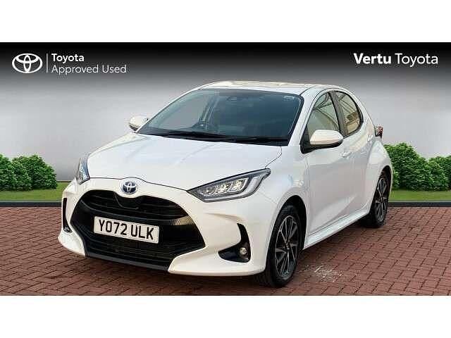 Used Toyota Yaris Hybrid Design 116 HP (85 kW) 2023 White Hatchback