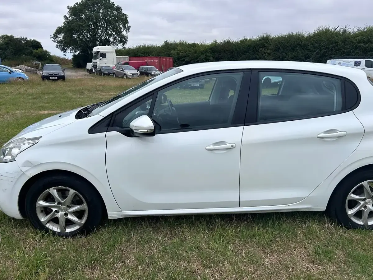 Used Peugeot 208 Active 82 HP (60 kW) 2014 White Hatchback