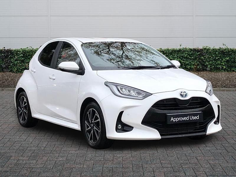 Used Toyota Yaris Hybrid Design 2023 White Hatchback