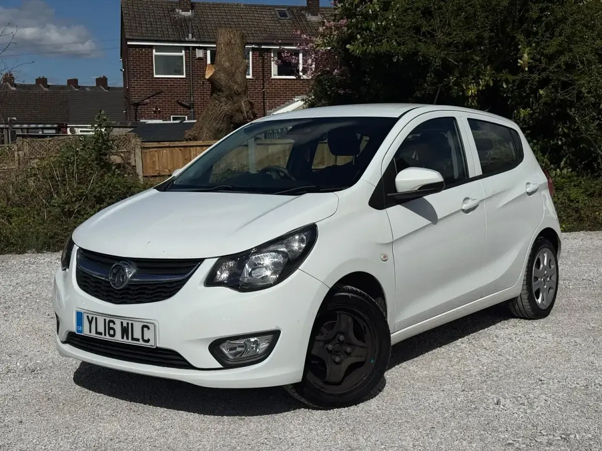 Used Vauxhall Viva 75 HP (55 kW) 2016 White Hatchback
