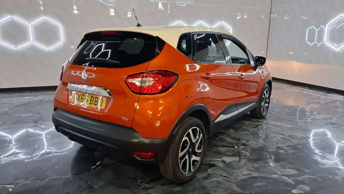 Used Renault Captur Dynamique 120 HP (88 kW) 2015 Orange/cream SUV