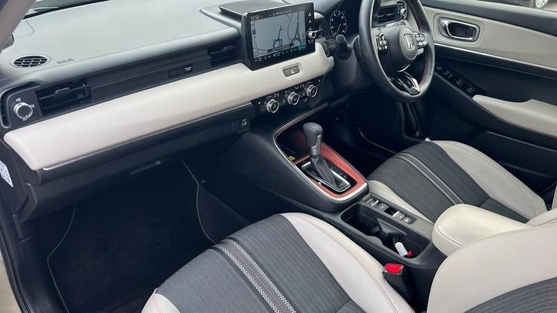 Used Honda HR-V Advance 131 HP (96 kW) 2024 Two tone solid/metallic  sand khaki with crystal SUV