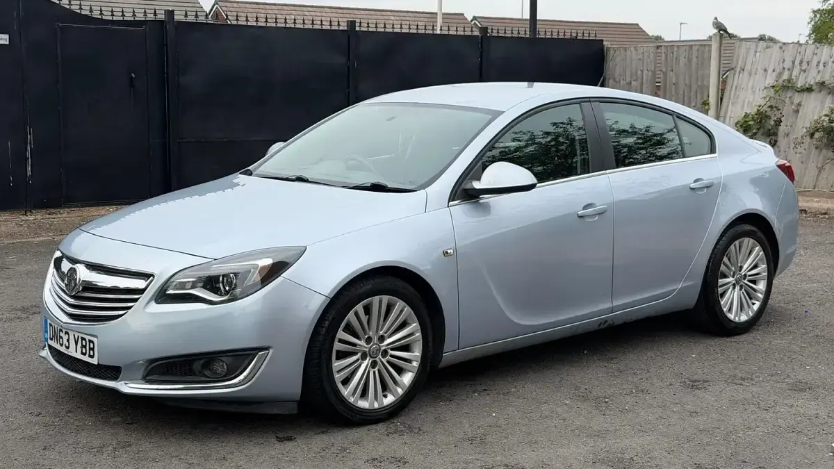 Used Vauxhall Insignia Design Edition 163 HP (119 kW) 2013 Silver Hatchback