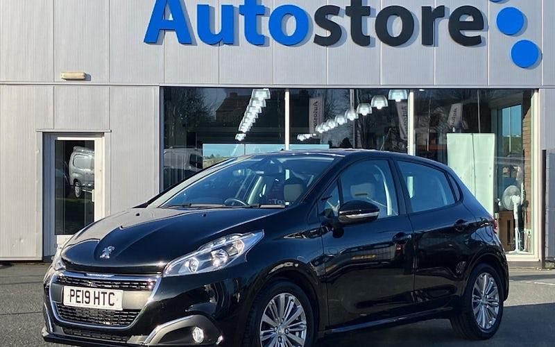 Used Peugeot 208 Signature Sky 82 HP (60 kW) 2019 Hatchback