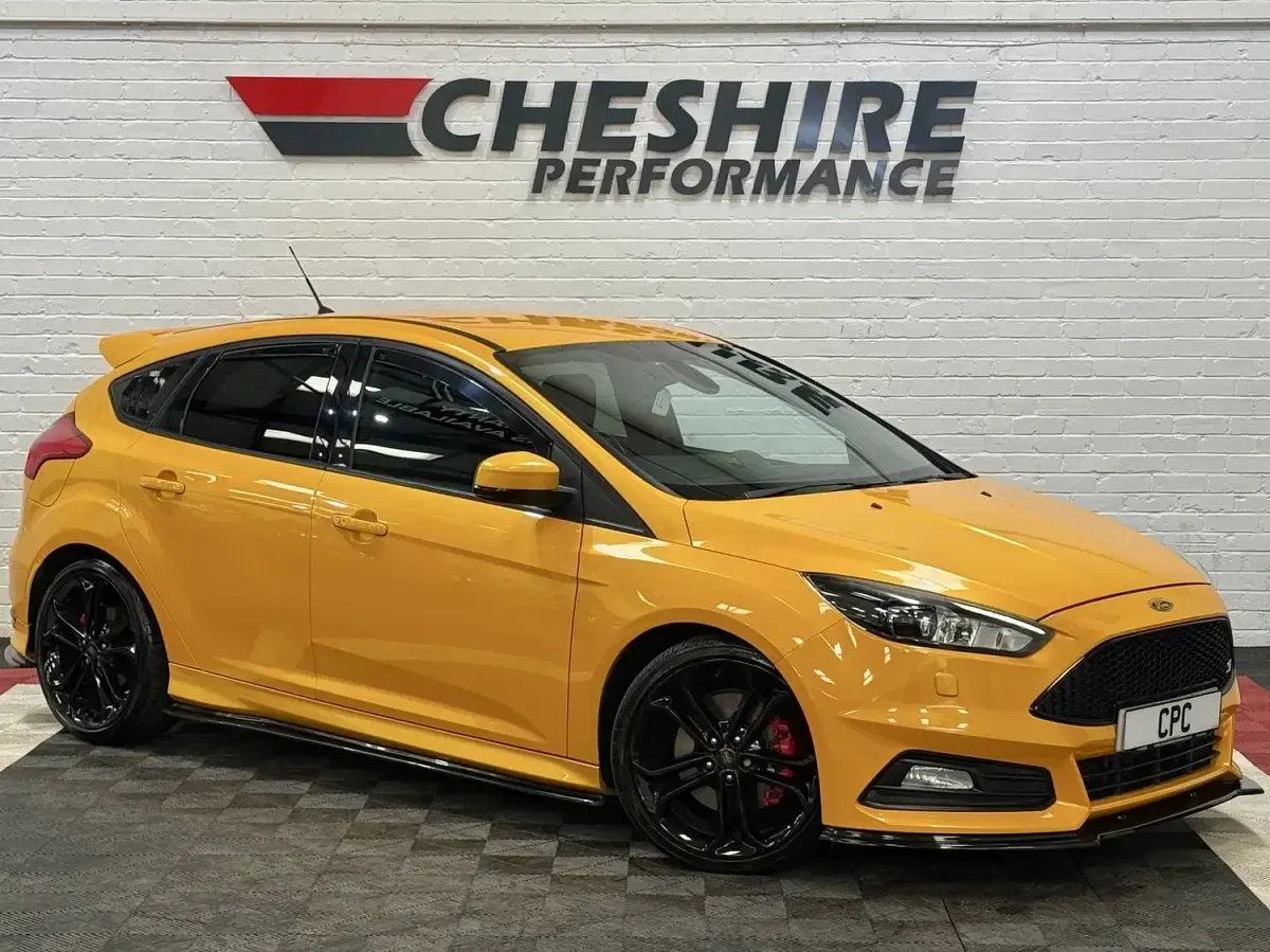 Used Ford Focus Style 247 HP (181 kW) 2016 Orange Hatchback