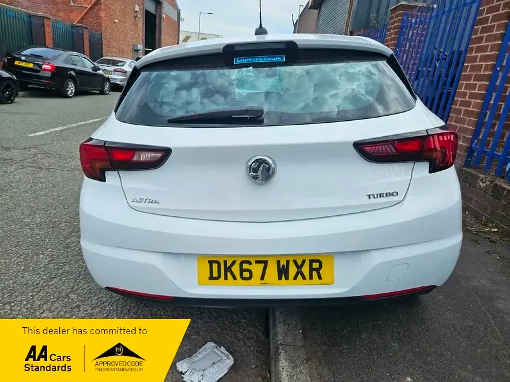 Used Vauxhall Astra SRi 2017 White Hatchback