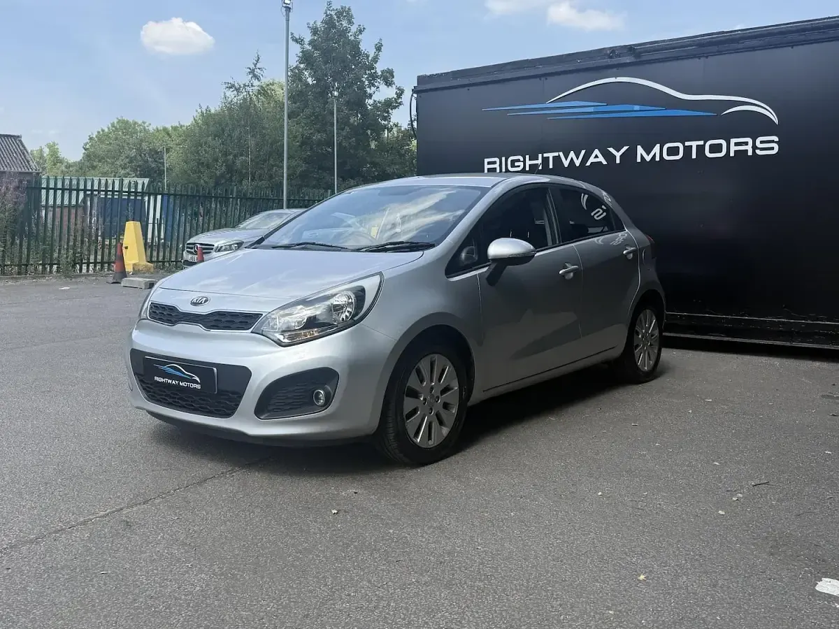 Used Kia Rio 84 HP (61 kW) 2013 Silver Hatchback