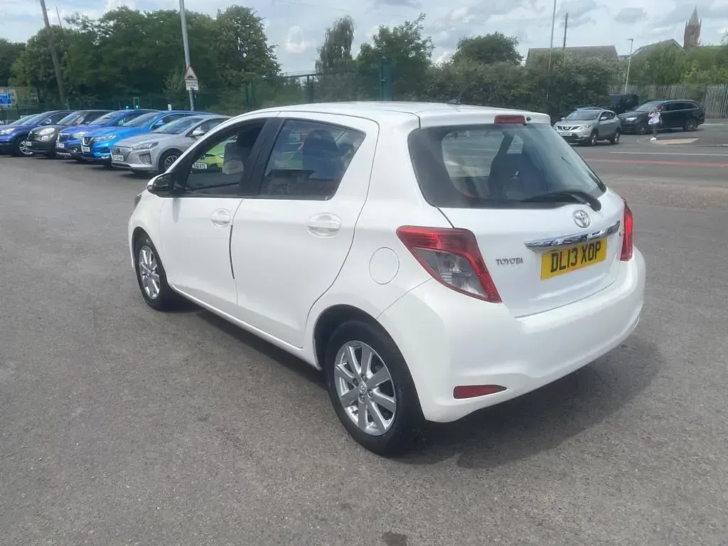 Used Toyota Yaris 99 HP (72 kW) 2013 White Hatchback