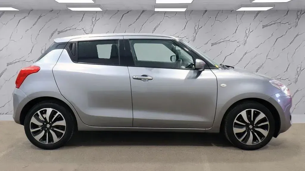 Używany Suzuki Swift SZ-T 90 KM (66 kW) 2020 Srebrny Hatchback
