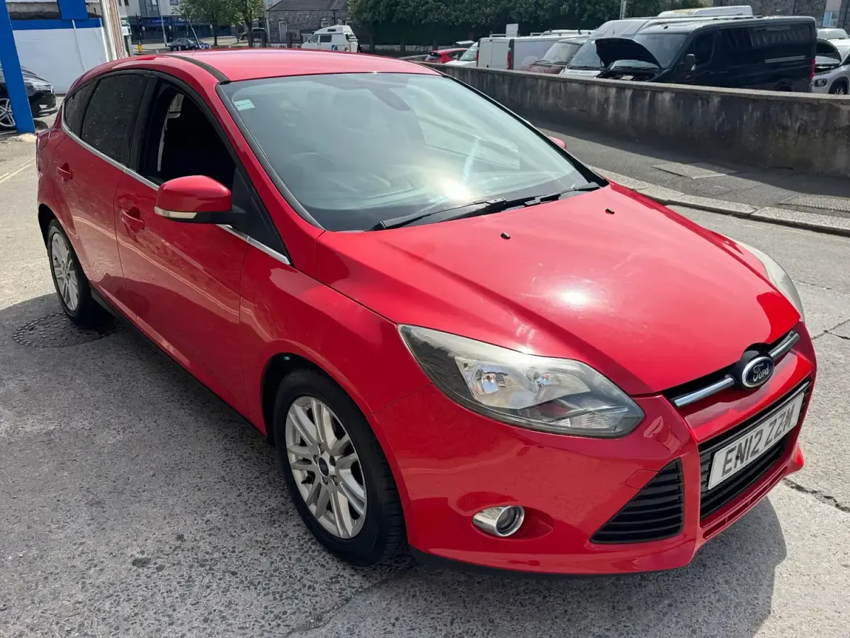 Usado Ford Focus Titanium 125 CV (91 kW) 2012 Rojo Utilitario