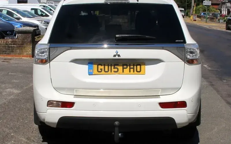 Used Mitsubishi Outlander P-HEV 200 HP (147 kW) 2015 White Estate