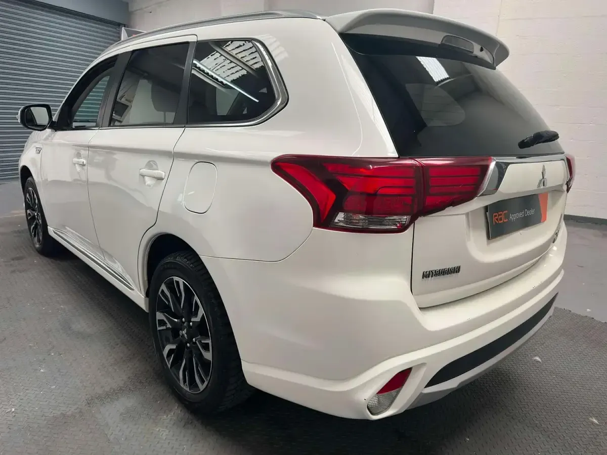 Used Mitsubishi Outlander P-HEV 2018 White Estate