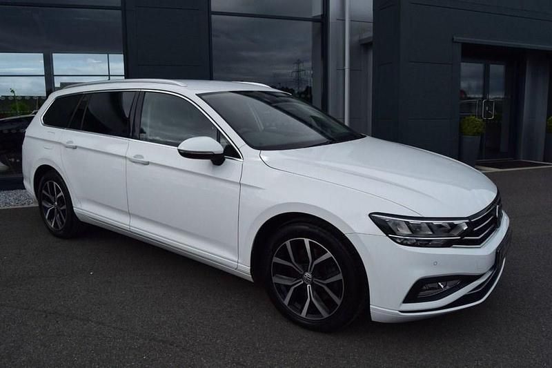 Used VW Passat SEL 120 HP (88 kW) 2019 White Estate