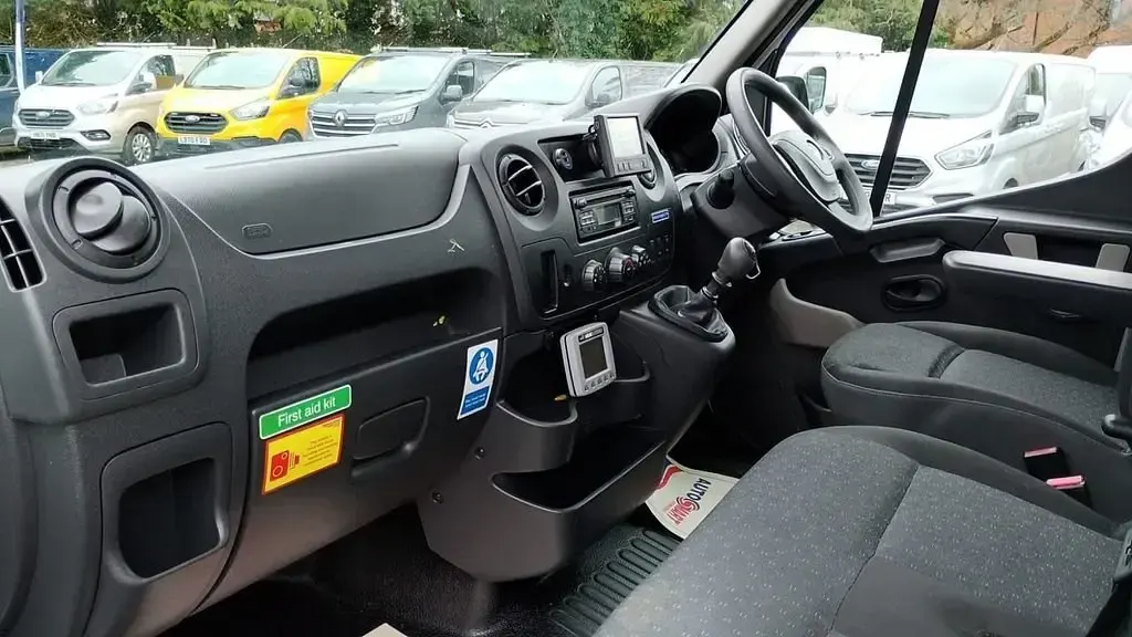 Second-hand Vauxhall Movano 130 CP (95 kW) 2019 Alb Monovolum