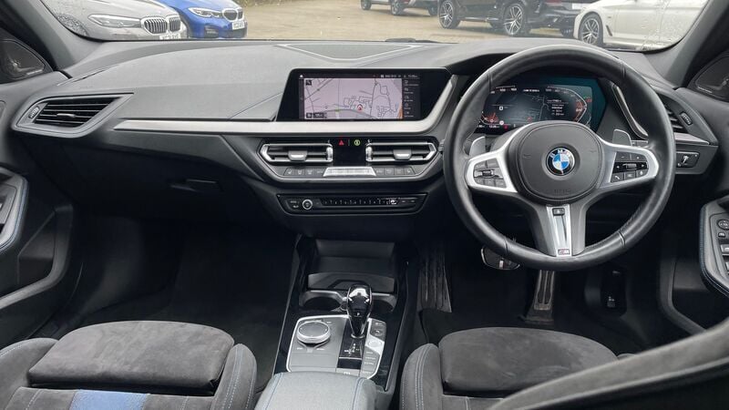 Begagnad BMW M135 M Performance 306 HK (225 kW) 2021 Svart Halvkombi