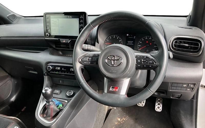 Usado Toyota Yaris 272 HP (200 kW) 2021 Branco Citadino