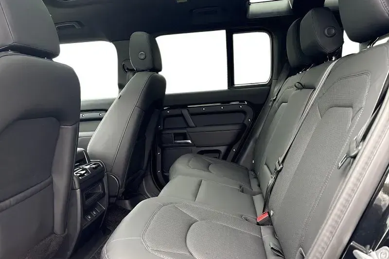 Usado Land Rover Defender SE Dynamic 2025 Preto SUV