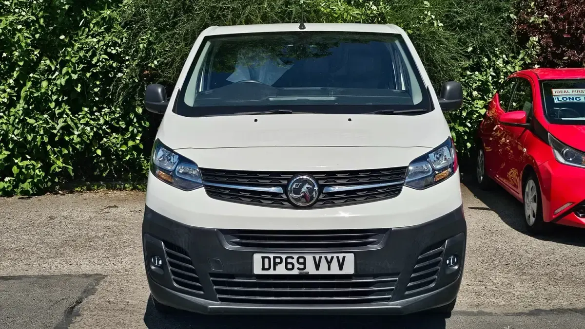 Used Vauxhall Vivaro 100 HP (73 kW) 2019 White MPV